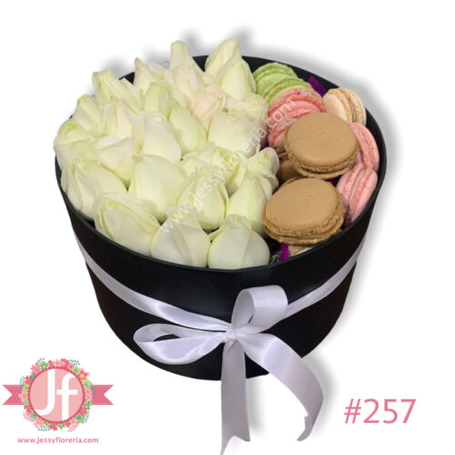Caja 25 Rosas blancas 12 macarrones