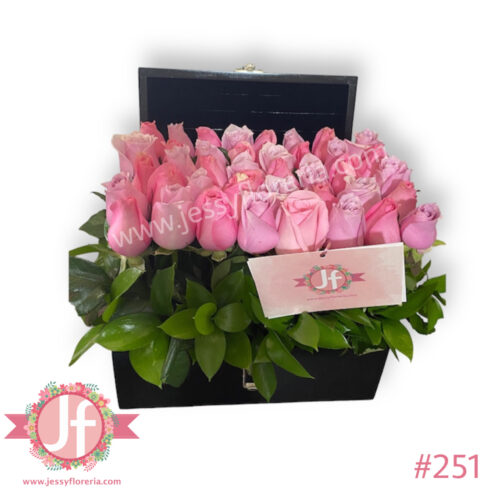 Cofre negro con 40 rosas rosas