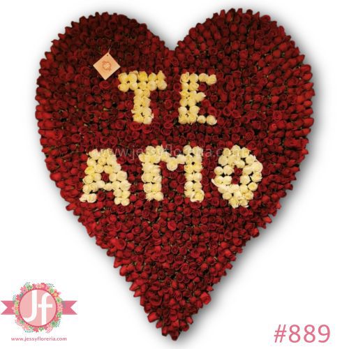 Corazón 800 rosas rojas “TE AMO”