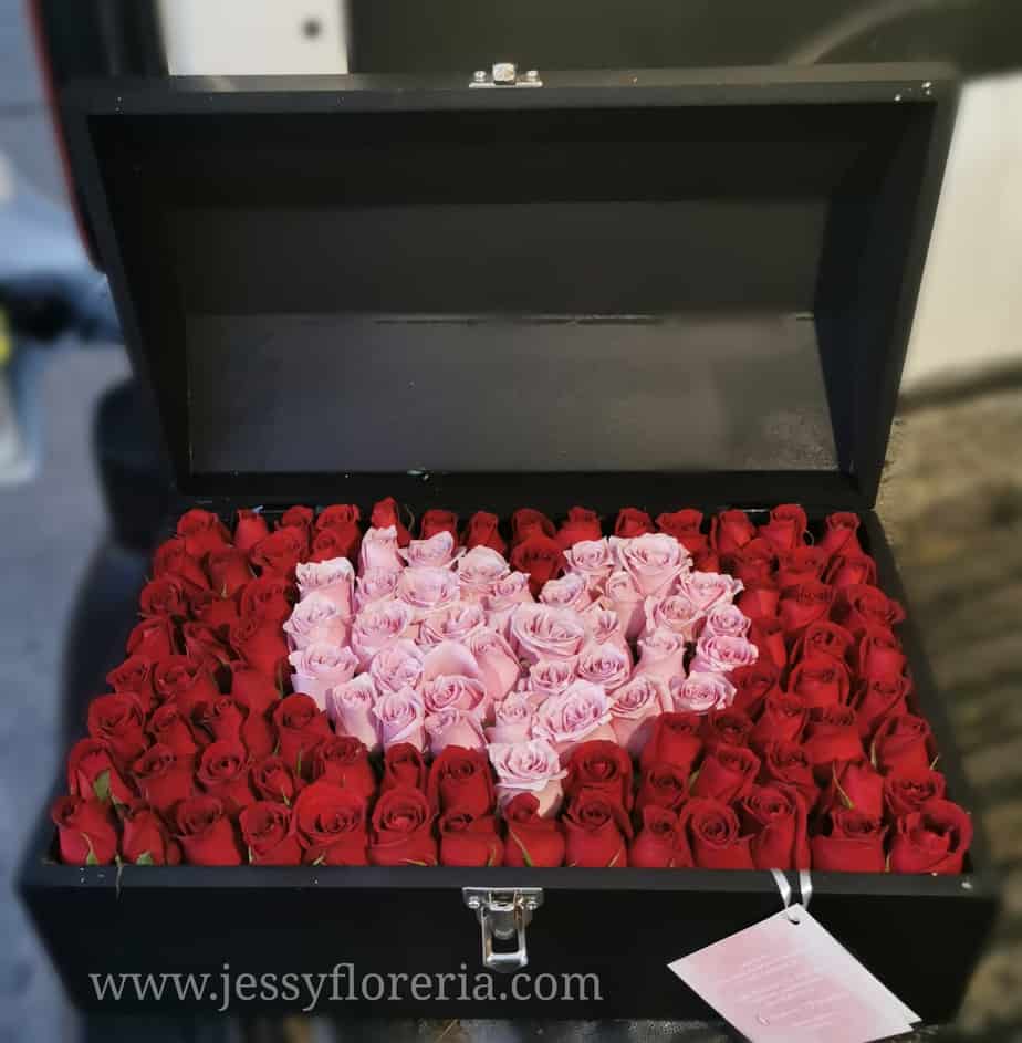 Cofre de rosas rojas con corazón rosita – Jessy Floreria