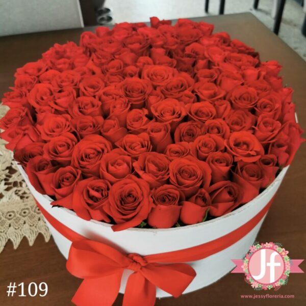 109 Caja redonda blanca con 120 rosas
