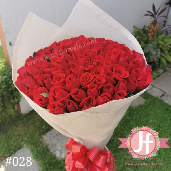 028 Ramo de 100 rosas rojas