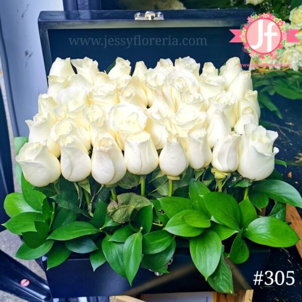 305-Cofre negro 40 rosas blancas