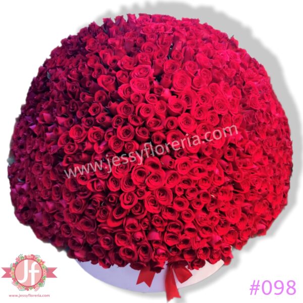 098- Caja circular de madera color blanco  con 600 rosas rojas y moño decorativo 
