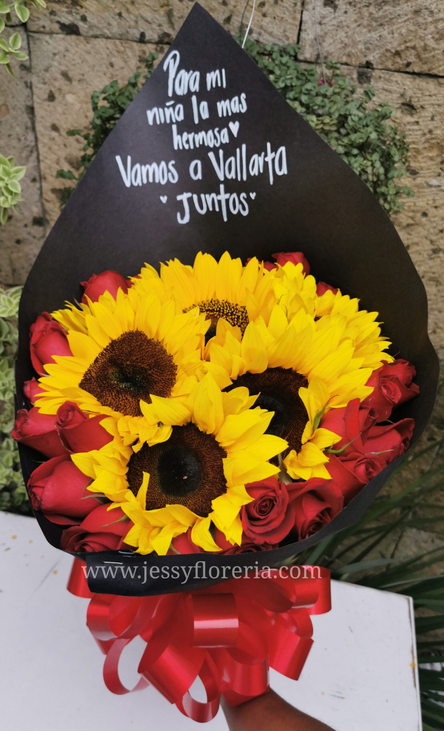 Bouquet 6 girasoles y 24 rosas - Envíos GRATIS Mismo día 2 a 4 Hrs