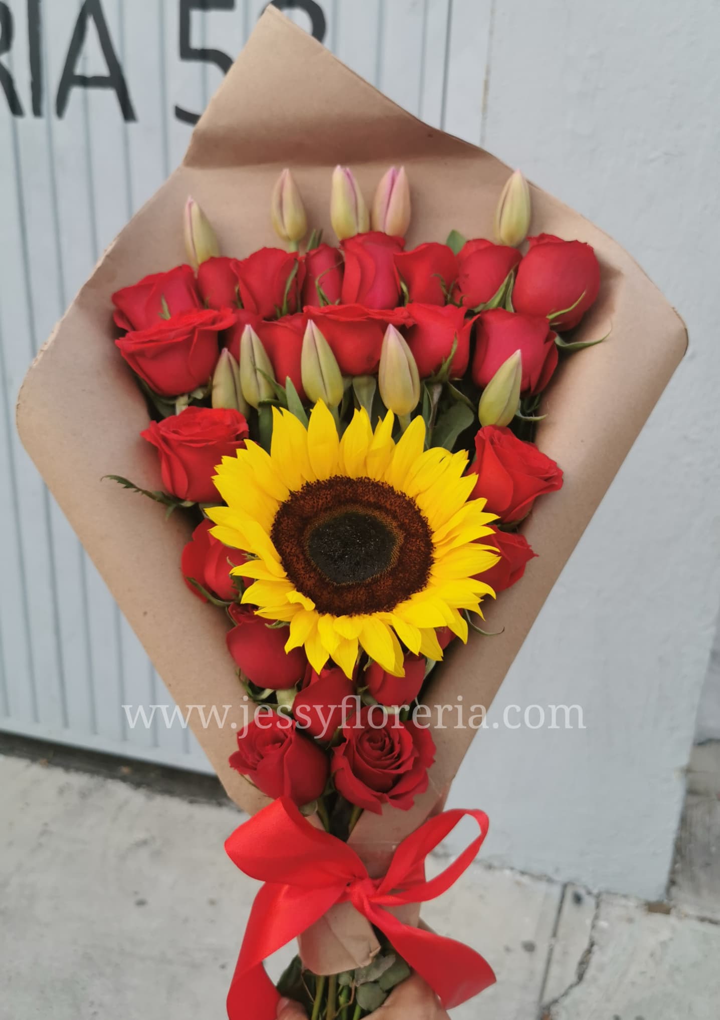 Ramo rosas, tulipanes y girasol - Envíos GRATIS Mismo día 2 a 4 Hrs