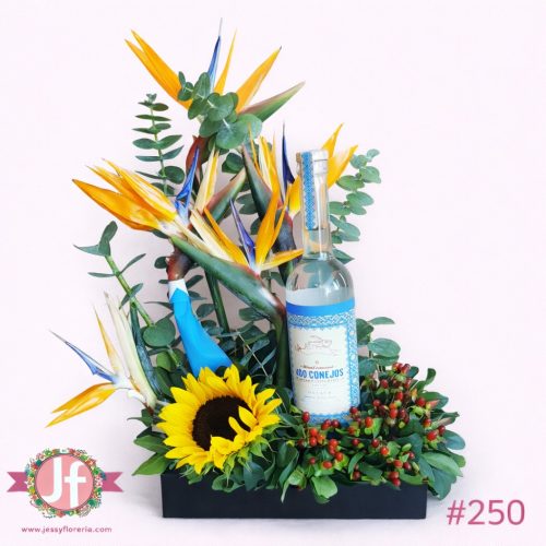 Caja con mezcal 400 Conejos, girasoles y aves del paraíso para envío de flores y regalo gourmet a domicilio en Guadalajara, Zapopan, Tlaquepaque y Tonalá.