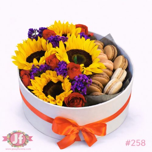 Caja con girasoles, rosas frescas y macarrones gourmet para envío de flores y regalos a domicilio en Guadalajara, Zapopan, Tlaquepaque y Tonalá.