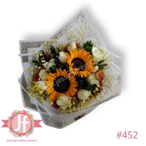 Ramo con 12 rosas blancas 2 girasoles y follaje