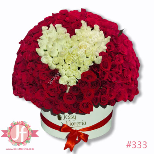 Esfera de 250 rosas rojas con corazón blanco