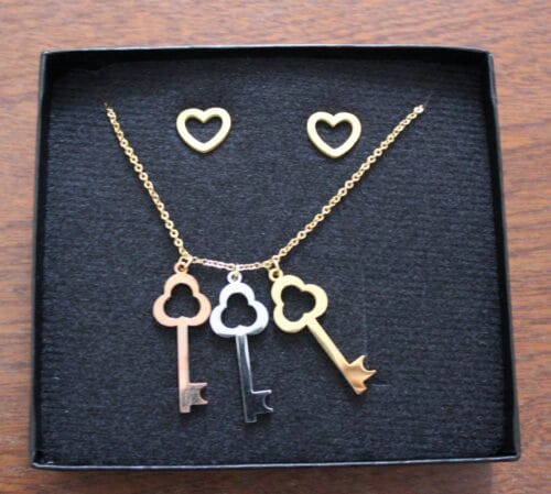 Set Aretes Corazón, Collar Llaves-Complemento a tus flores
