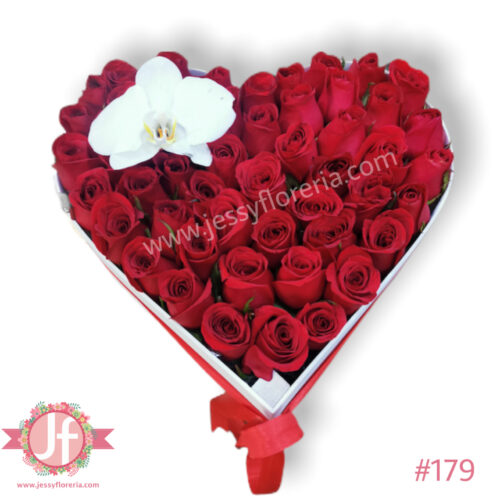 Corazón 50 rosas y orquídea