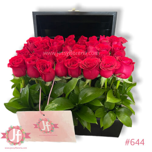 Cofre negro con 40 rosas rojas