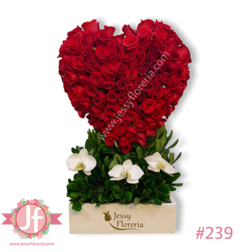 Corazón de rosas y orquídeas