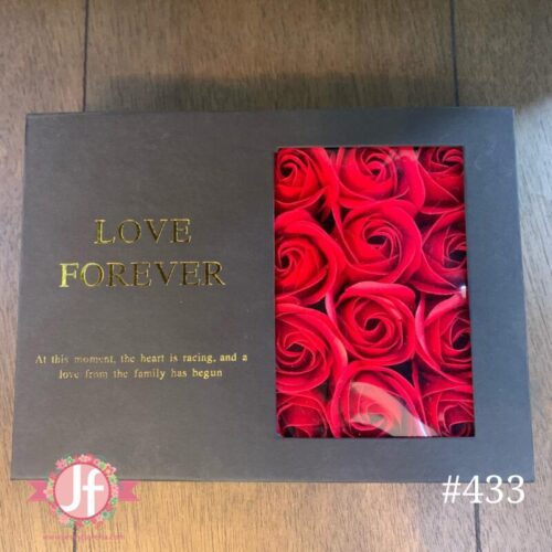 Caja con 12 rosas de jabón roja, con collar - Image 2