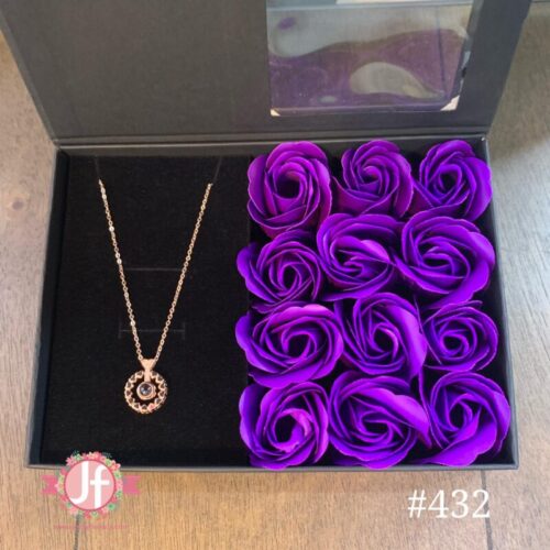Caja con 12 rosas de jabón morada, con collar