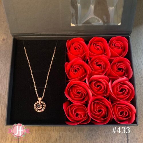 Caja con 12 rosas de jabón roja, con collar