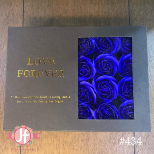 Caja con 12 rosas de jabón azul, con collar - Image 2