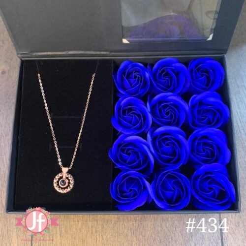 Caja con 12 rosas de jabón azul, con collar
