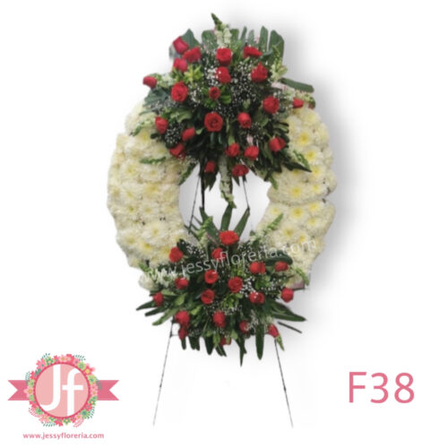 Corona con rosa roja en tripie