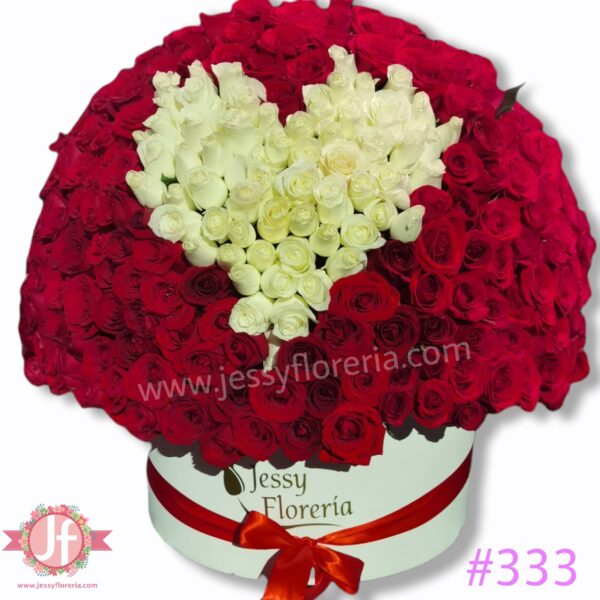 333 Esfera de 250 rosas rojas con corazón blanco