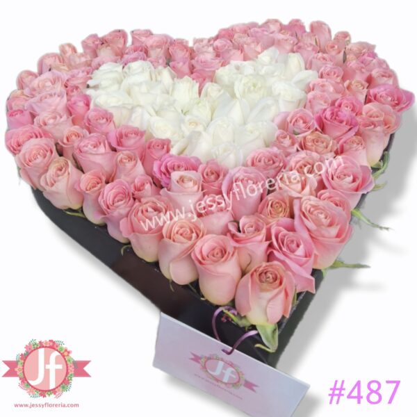487-Corazón con 150 rosas rositas y blancas