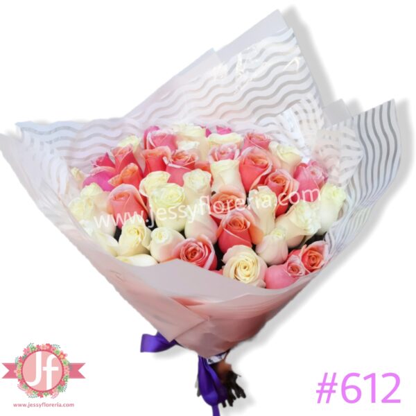 612 Bouquet 50 rosas blancas y rosadas