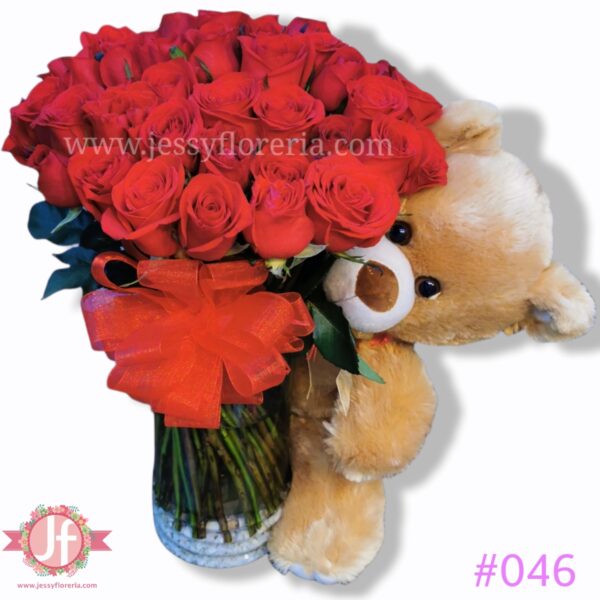 046 Florero con 50 rosas y peluche