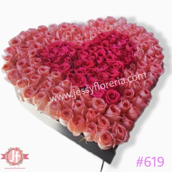 #619 Corazón con 150 rosas rositas y fiusha