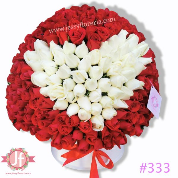 333-Esfera de 250 rosas rojas con corazón blanco
