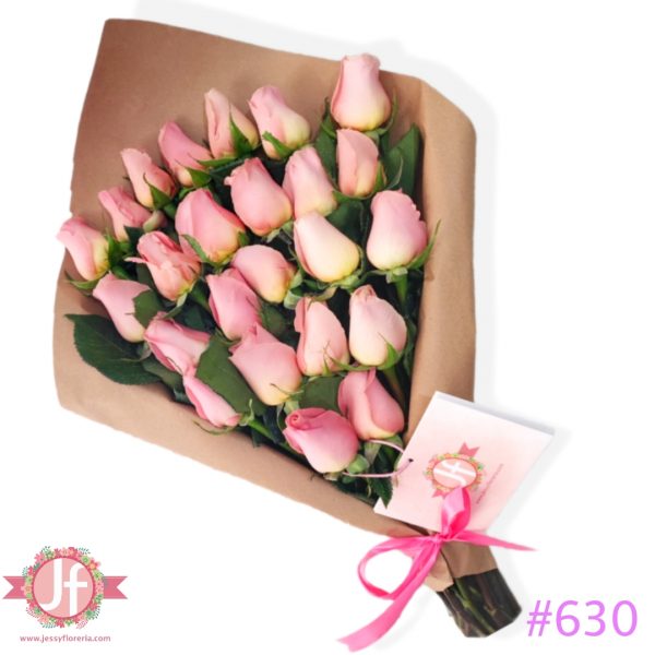 630 Bouquet 24 rosas rositas con papel craft