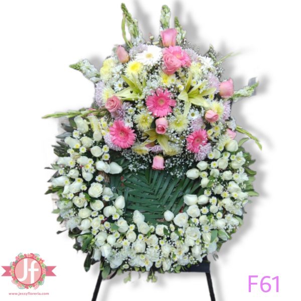 F61 Suave Recuerdo - Corona con 100 rosas blancas y rosas en tripie