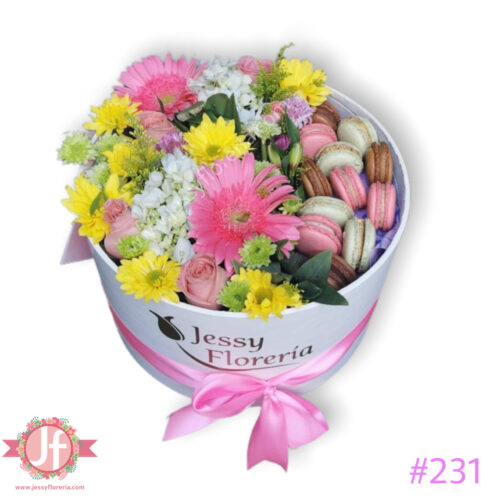 Caja con gerberas y macarrones