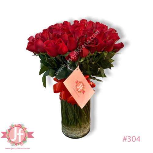 Florero con 50 rosas rojas
