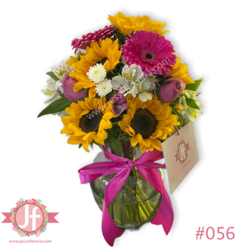 Florero con girasoles, rosas y gerberas