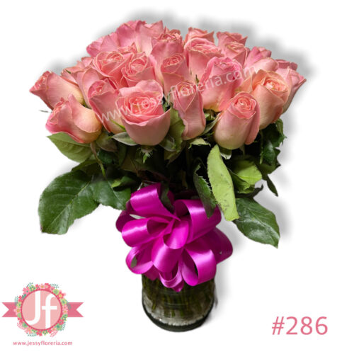Florero con 50 rosas rositas