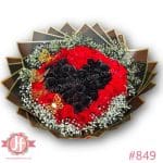 849 Ramo 100 rosas rojas con corazón negro y gypsophilia