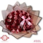 886 Ramo 80 rosas rojas y rosas con moño