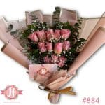 884 Bouquet 12 rosas rosas y follajes