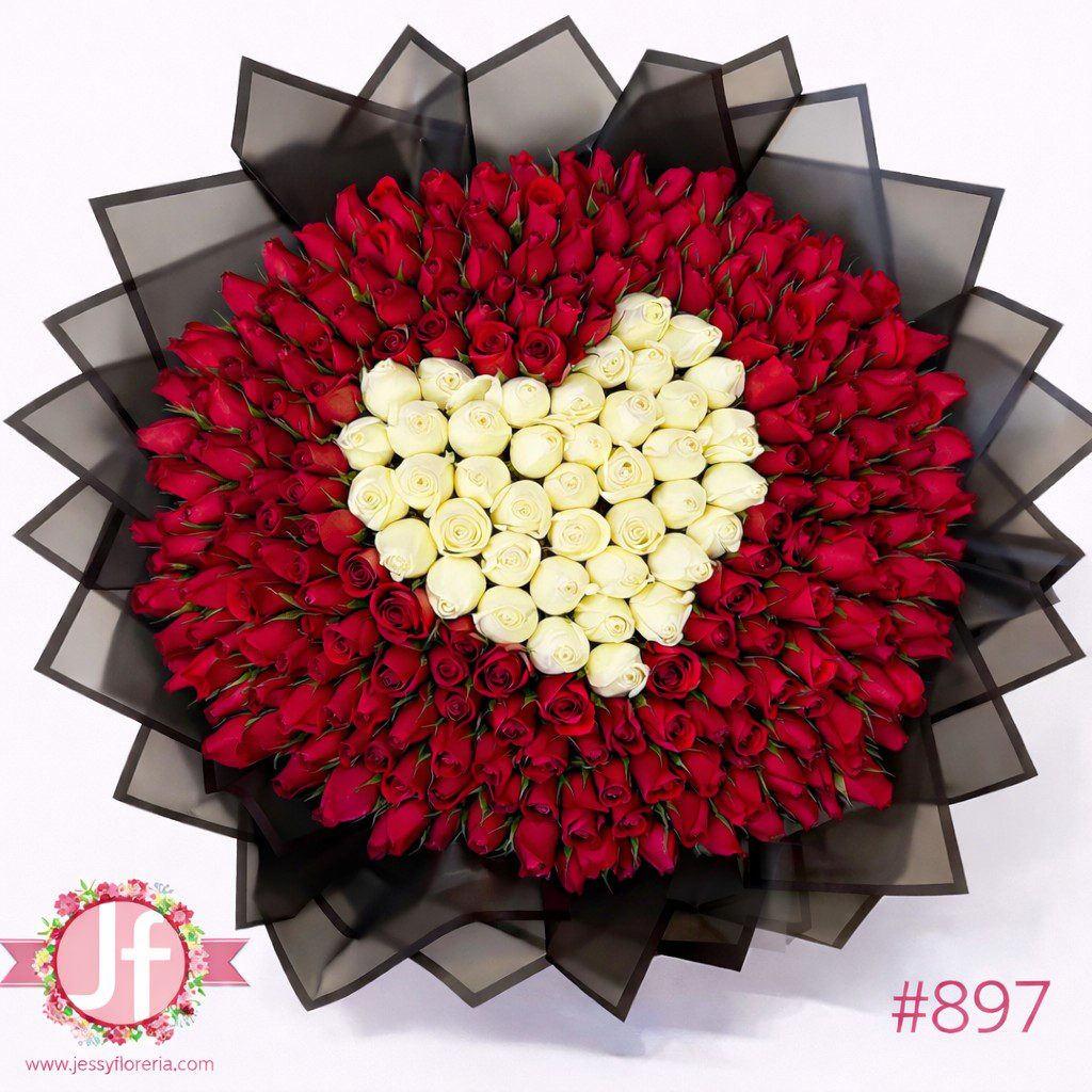 Ramo 250 rosas rojas con corazón blanco