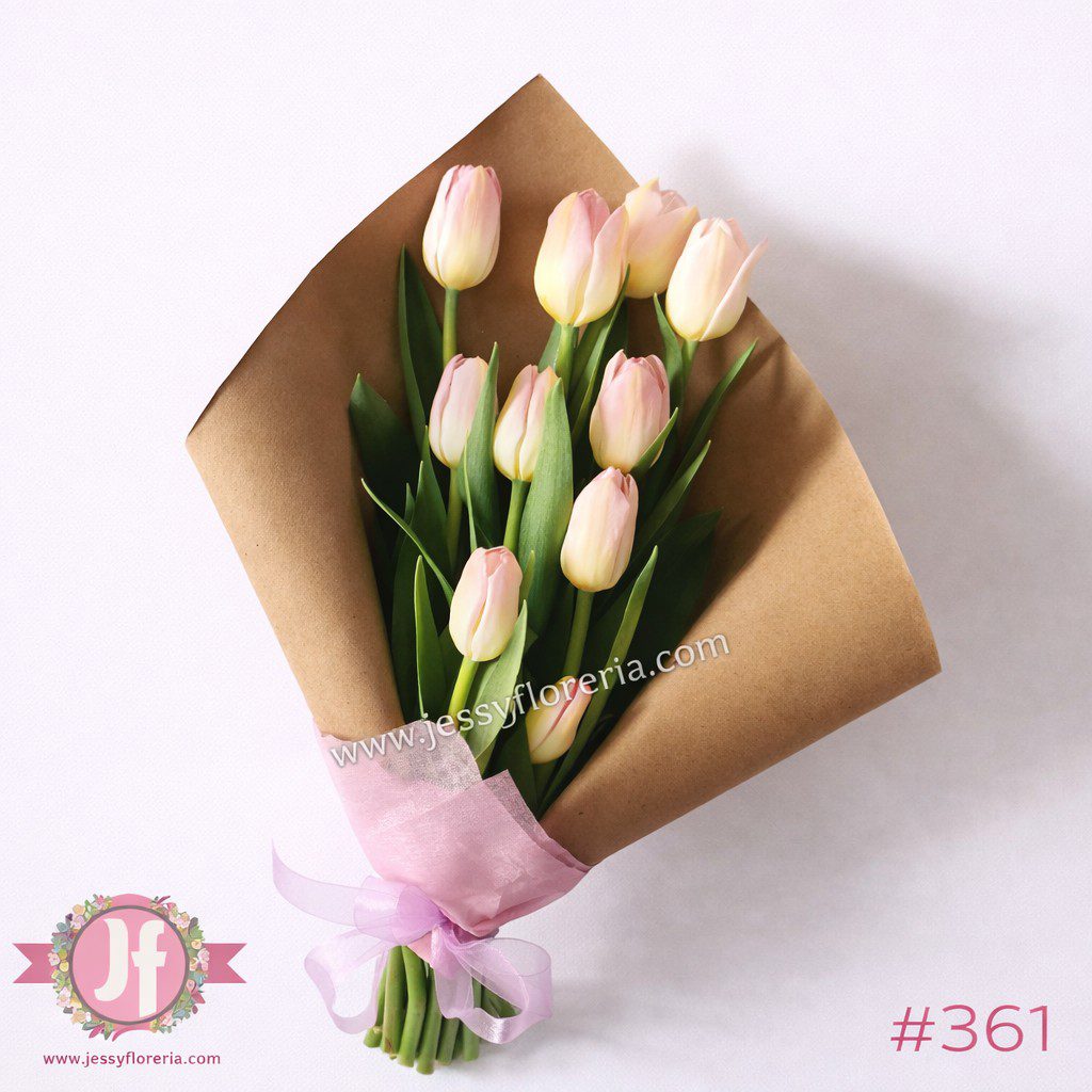Bouquet de 10 tulipanes frescos con envoltura decorativa elegante para regalar en ocasiones especiales.