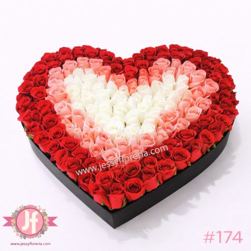 Corazón de 130 rosas rojas, rositas y blancas frescas con diseño elegante para regalar en eventos románticos y celebraciones.
