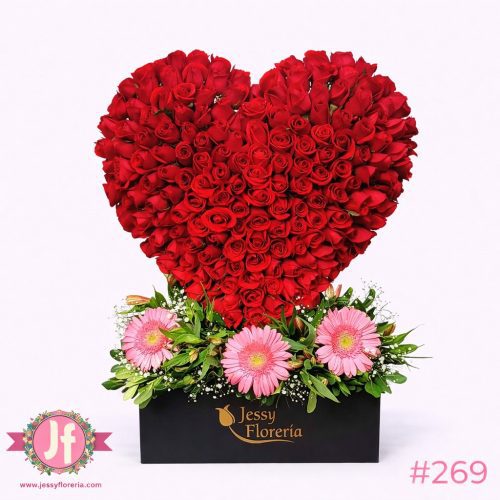 Corazón floral con 200 rosas rojas frescas para regalar amor y pasión en aniversarios y fechas especiales.