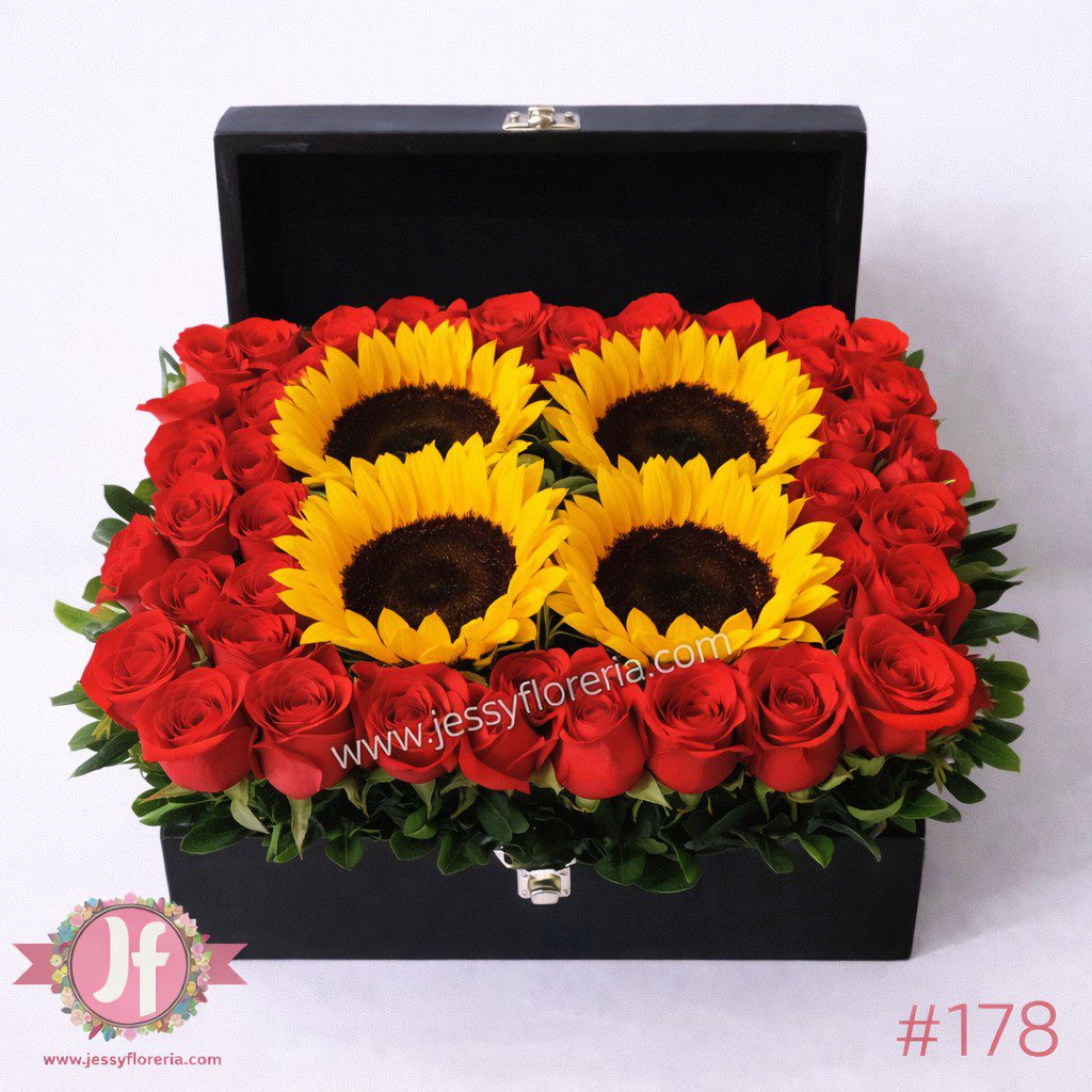 Cofre de madera con 35 rosas y 4 girasoles frescos, arreglo floral elegante para regalar en ocasiones especiales.