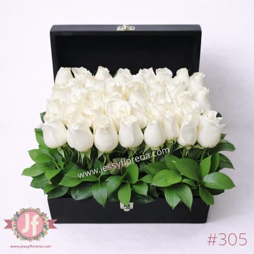 Cofre negro con 40 rosas blancas frescas en diseño elegante para regalo floral en aniversarios o ocasiones especiales.