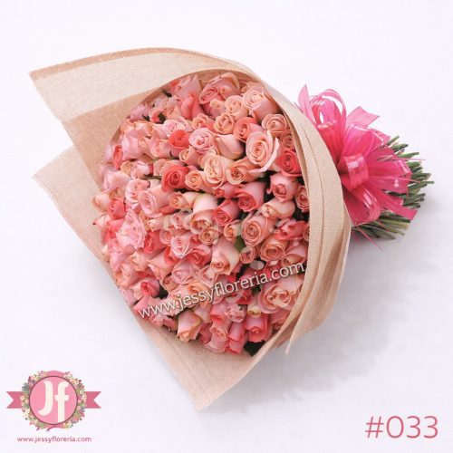 Ramo de 100 rosas rosas frescas con envoltura elegante para regalar en ocasiones especiales.