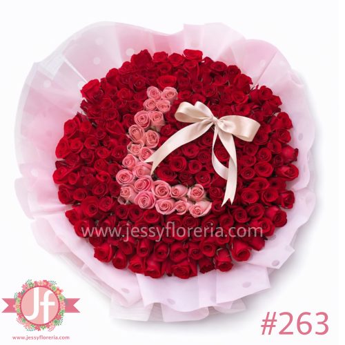 Ramo con 200 rosas rojas frescas y letra rosa decorativa, un detalle floral monumental ideal para enviar a domicilio en Guadalajara.
