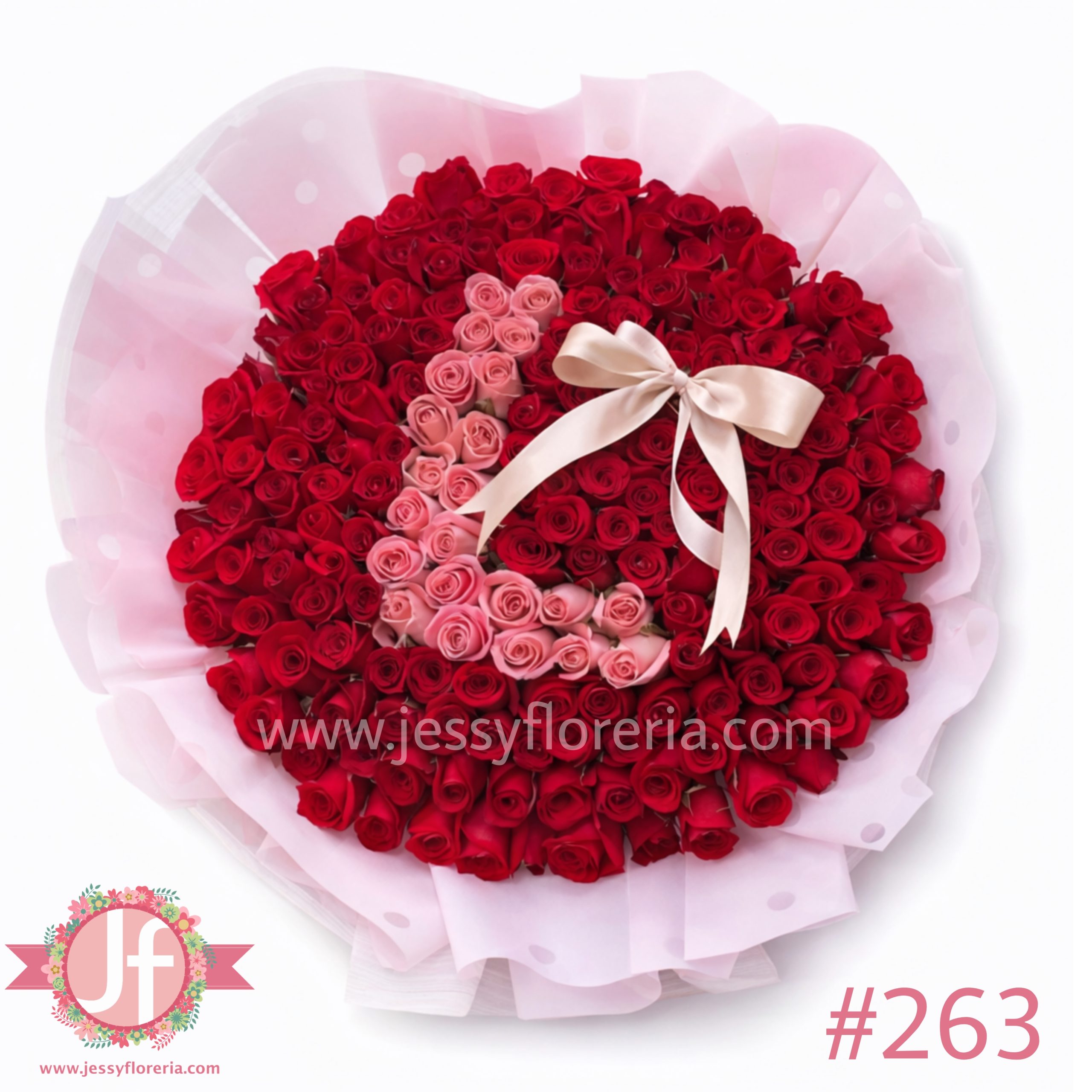 Ramo con 200 rosas rojas frescas y letra rosa decorativa, un detalle floral monumental ideal para enviar a domicilio en Guadalajara.