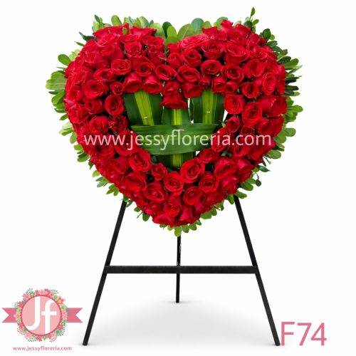 Corazón de rosas rojas frescas en tripié para envío de flores a domicilio en Guadalajara, Zapopan y zona metropolitana.