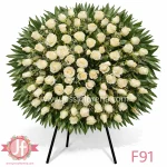 Corona de 100 rosas blancas en tripié para envío e instalación en funerales y homenajes en Guadalajara, Zapopan y zona metropolitana.